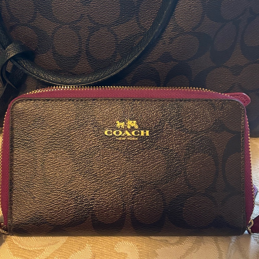 Coach signature sturdy leather 2 zip wallet wristlet with burgundy pink accents